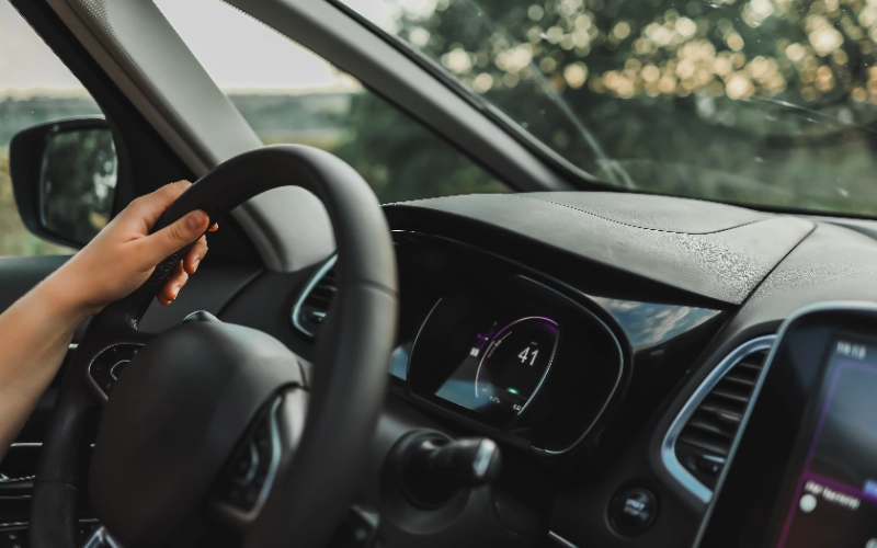 Chica conduciendo un coche