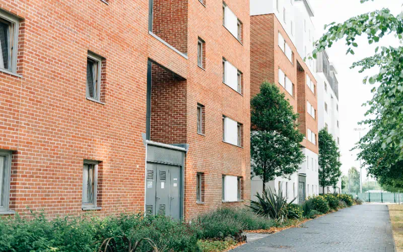 Fachada trasera de un edificio de apartamentos moderno