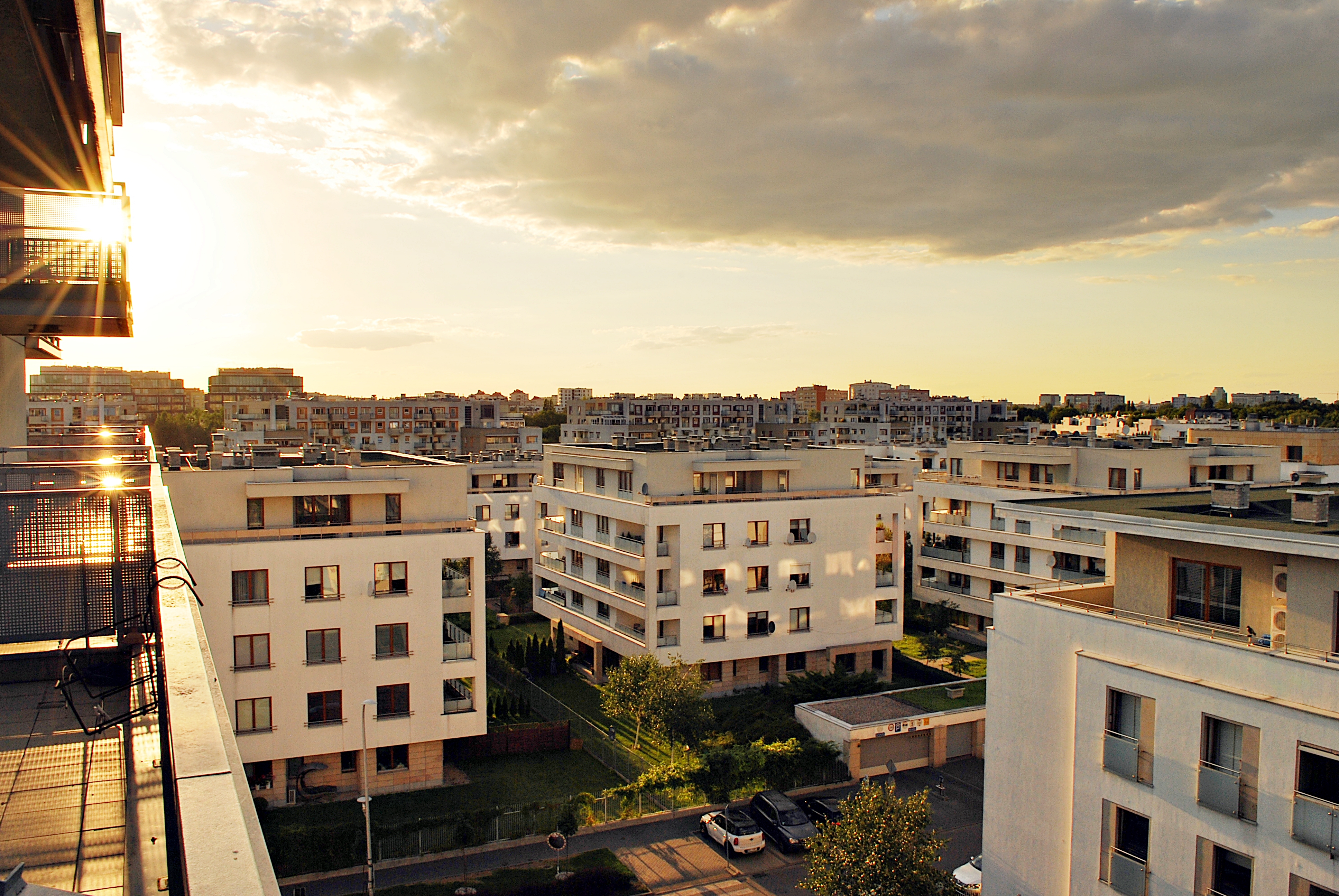 Edificios de viviendas modernos al atardecer