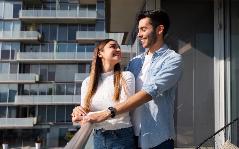 Pareja comprando su nueva vivienda