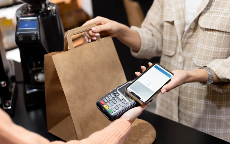 Persona pagando con la app de su smartphone