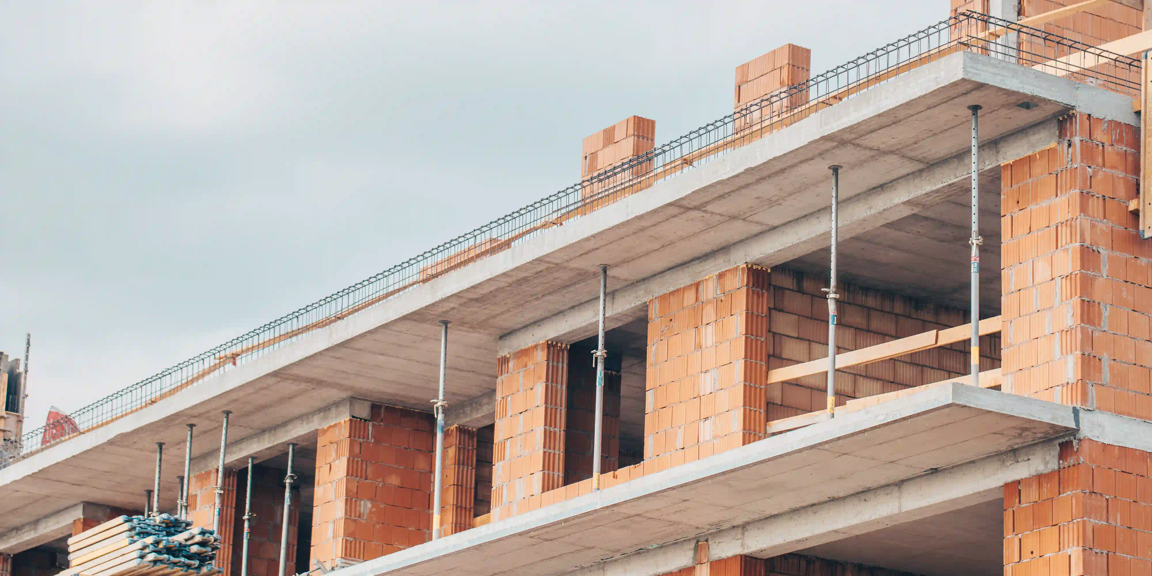 Edificio en construcción en el centro de una gran ciudad