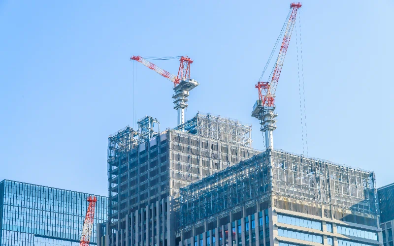 Grúas de construcción sobre un edificio en obra