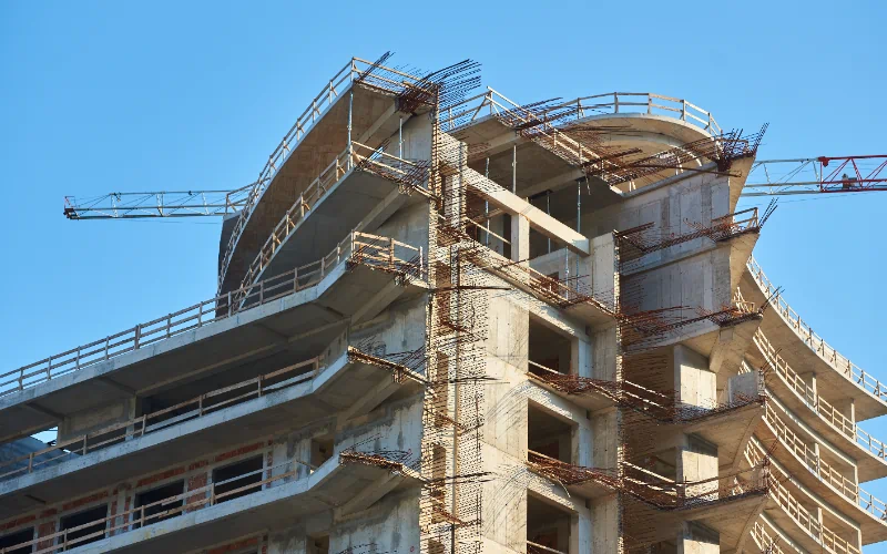 Grúa en un edificio en construcción
