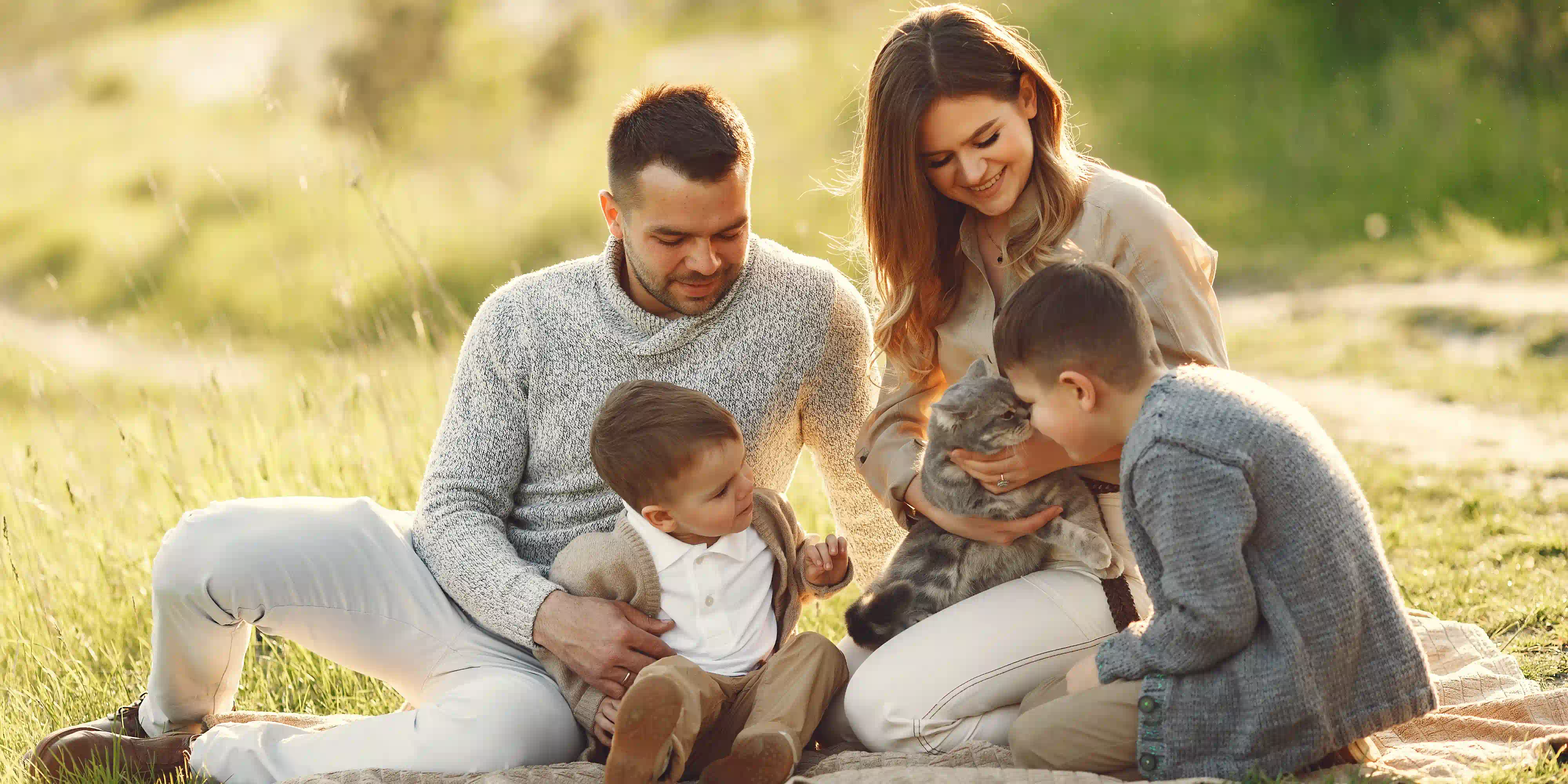 Familia disfrutando de un momento juntos en el campo