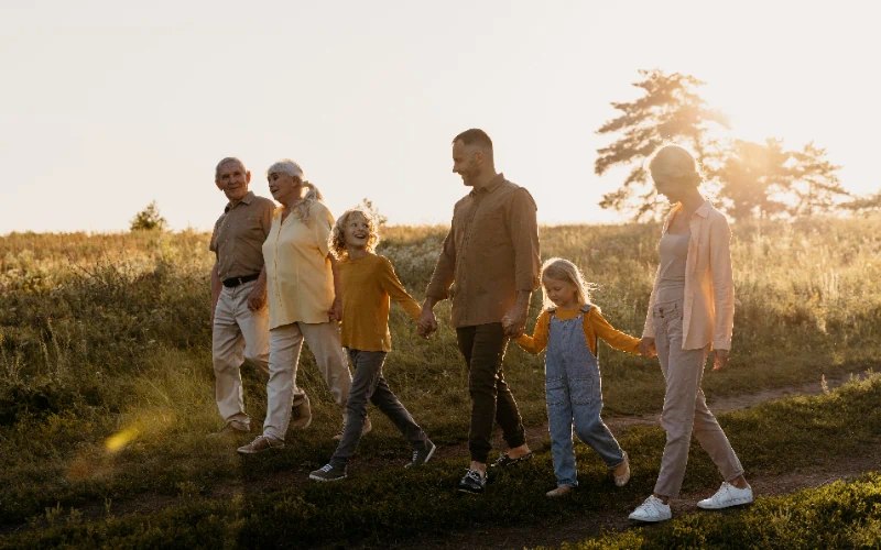 Familia feliz disfrutando de la naturaleza