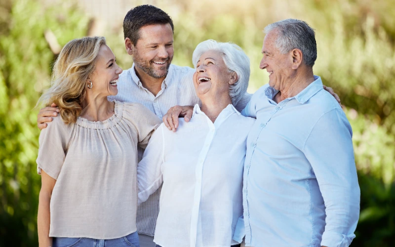 Familia numerosa abrazándose y riendo en el parque