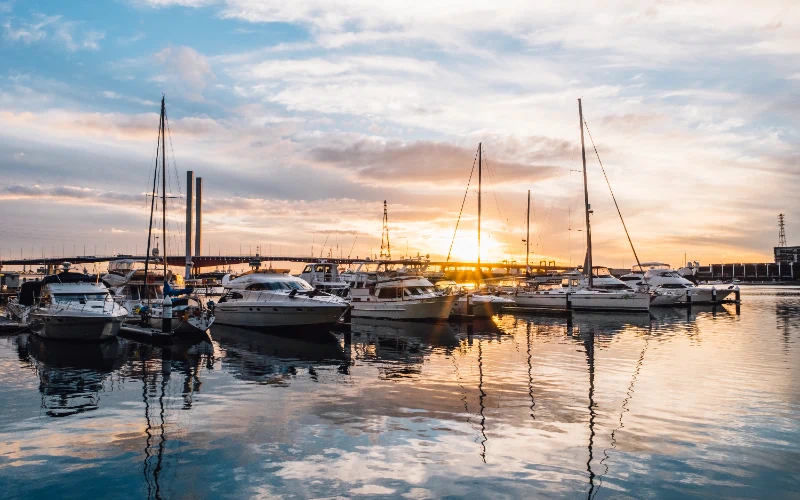 Yate con su reflejo en el puerto al atardecer