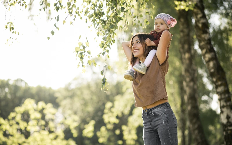 Madre con su hija disfrutando de un paseo en el bosque