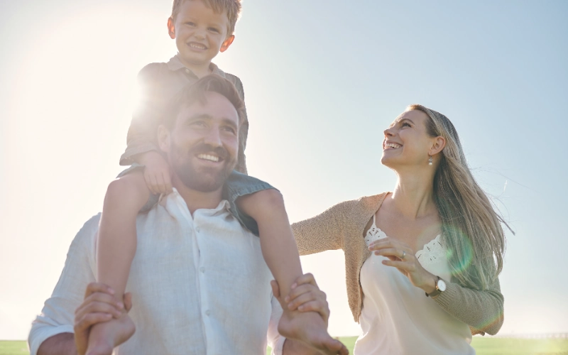 Familia disfrutando de un paseo en el parque