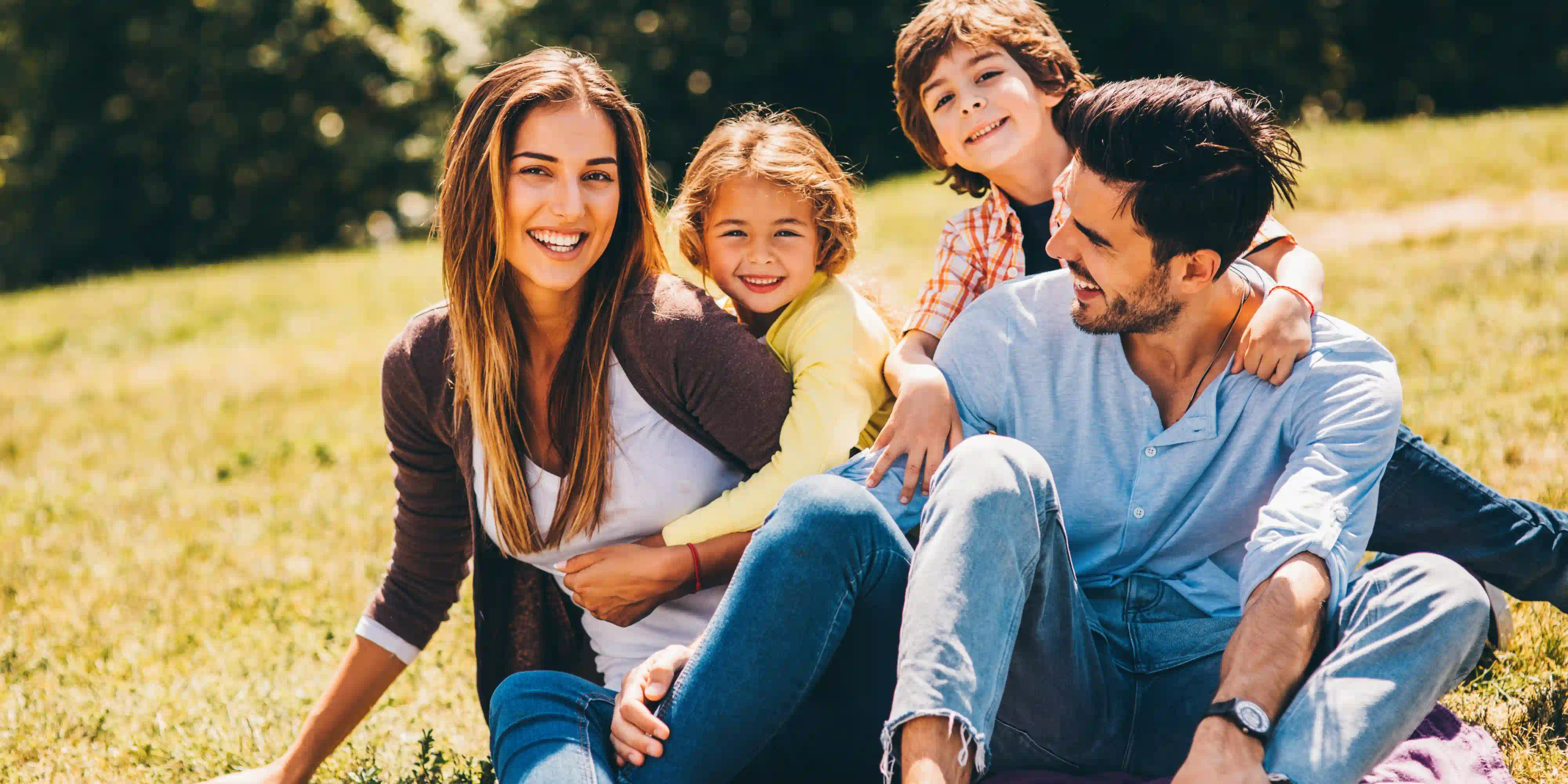 Familia disfrutando de un día en el parque
