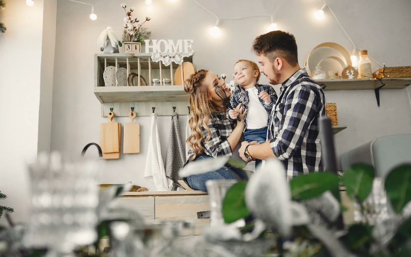 Familia divirtiéndose en la cocina de su hogar