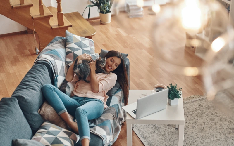 Mujer relajada en casa disfrutando de un momento con su gato