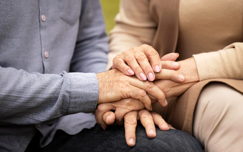 Pareja de mayores cogidos de la mano
