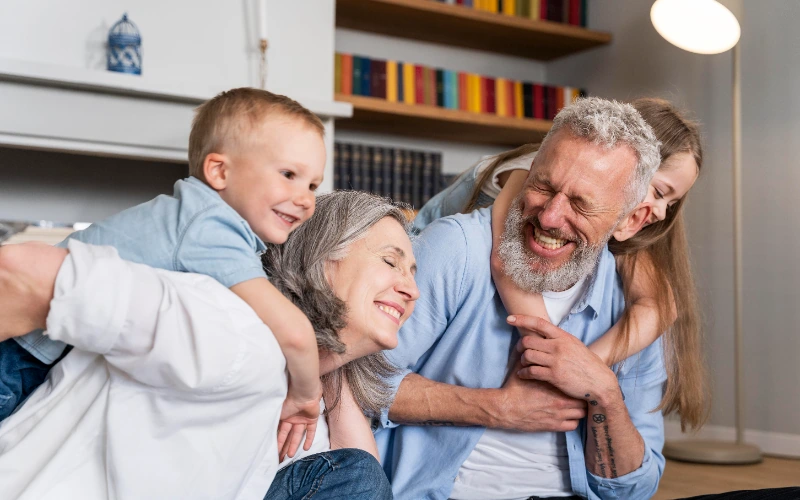 Familia feliz en casa