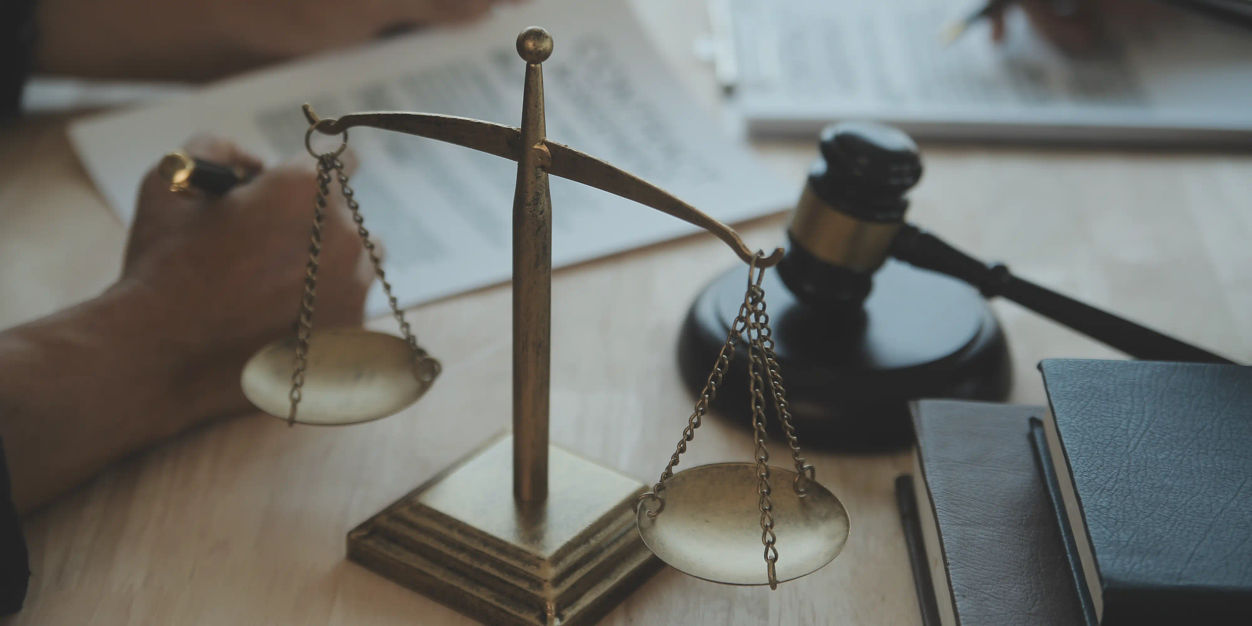 Balanza de la justicia sobre un escritorio