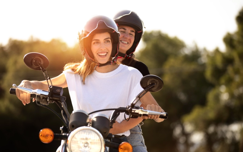 Pareja con casco junto a su moto