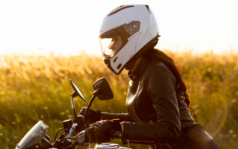 Motorista de perfil con casco