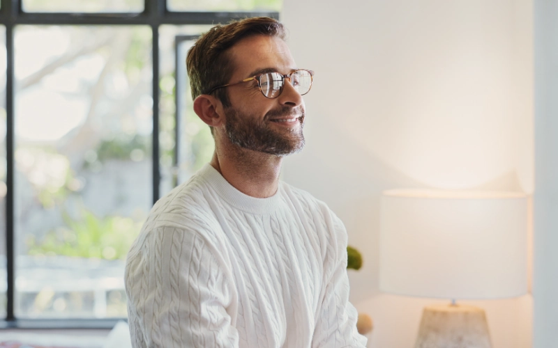 Hombre relajado y sonriente pensando en casa