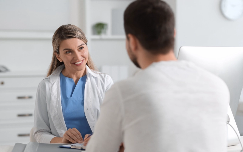 Médico atendiendo a un paciente en el hospital