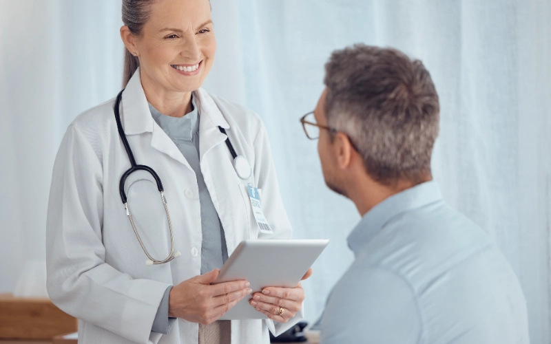 Médico hablando con un paciente sobre sus resultados