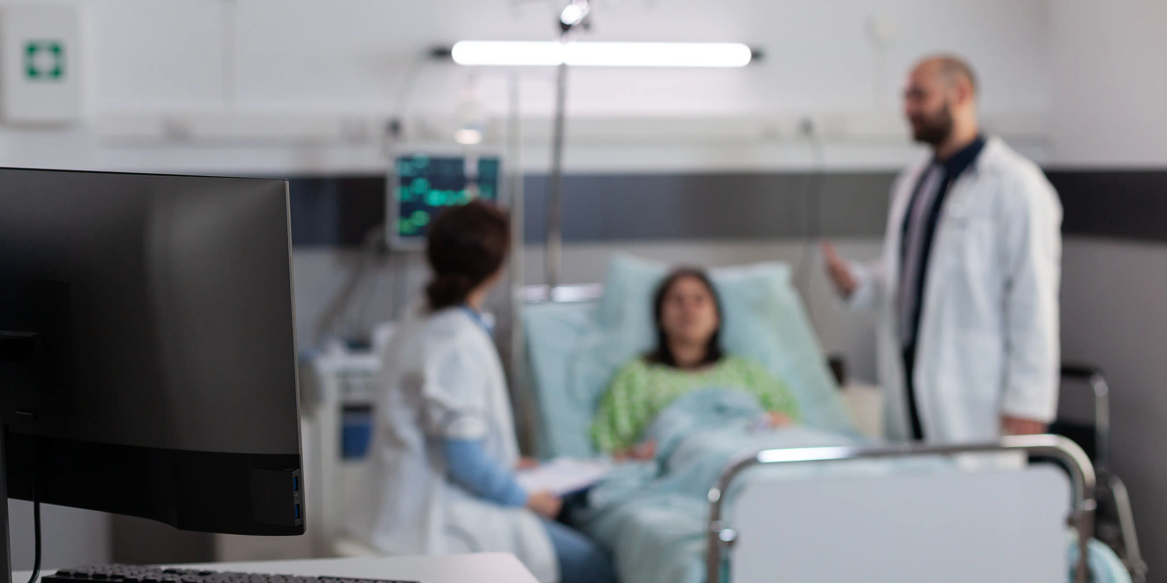 Paciente en la cama del hospital hablando con el equipo médico