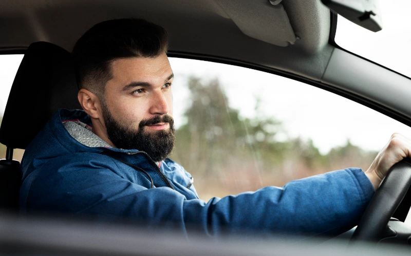Hombre conduciendo su coche