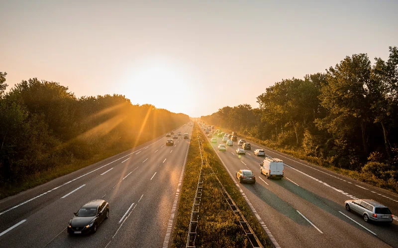 Autopista al amanecer con niebla