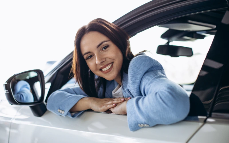 Mujer sentada en su coche nuevo