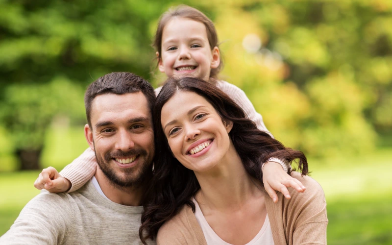 Familia feliz disfrutando de un día en el parque